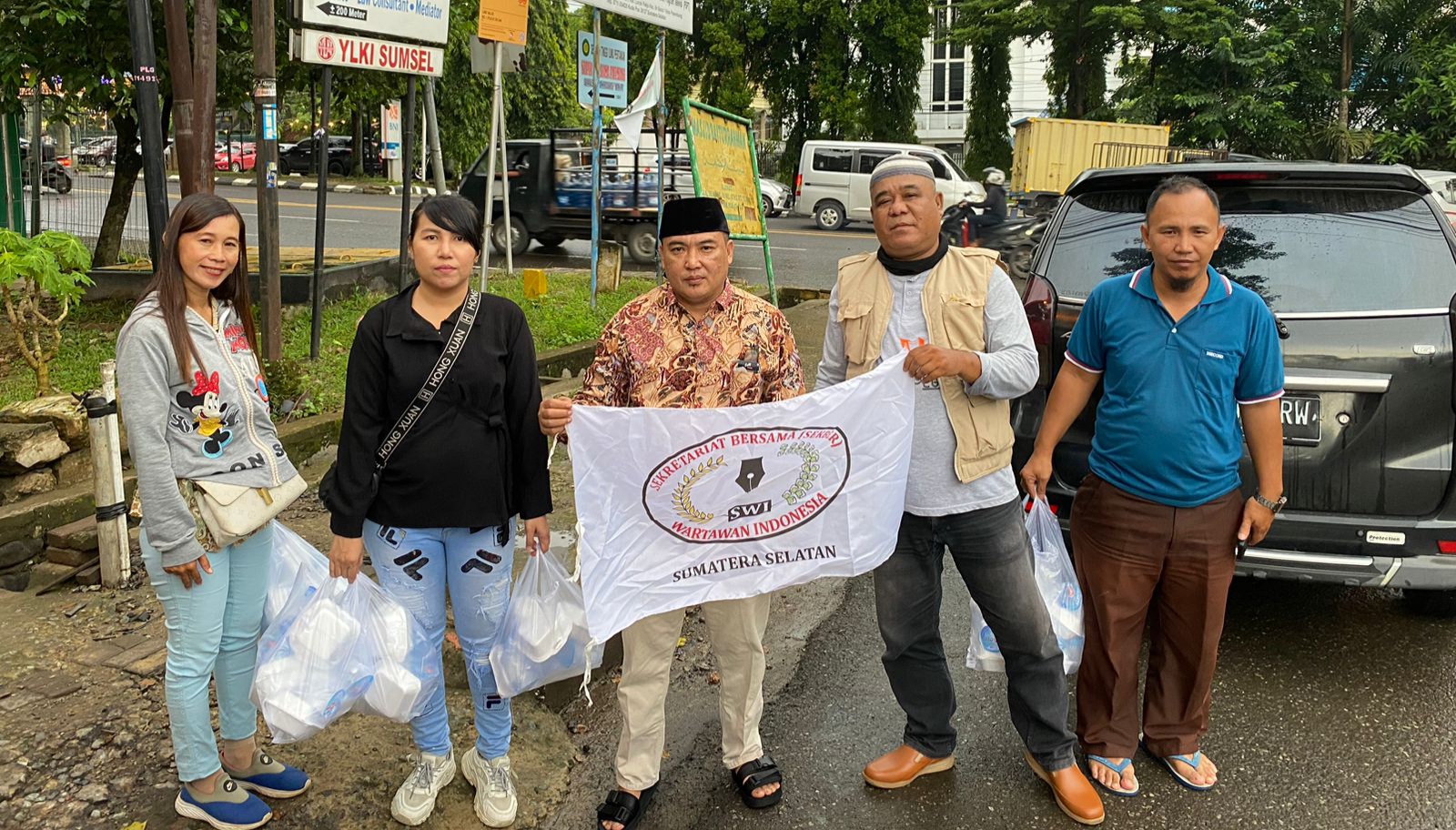 Dahsyat !! DPW SWI Sumsel bagikan 500 Takjil Kepada Warga Palembang