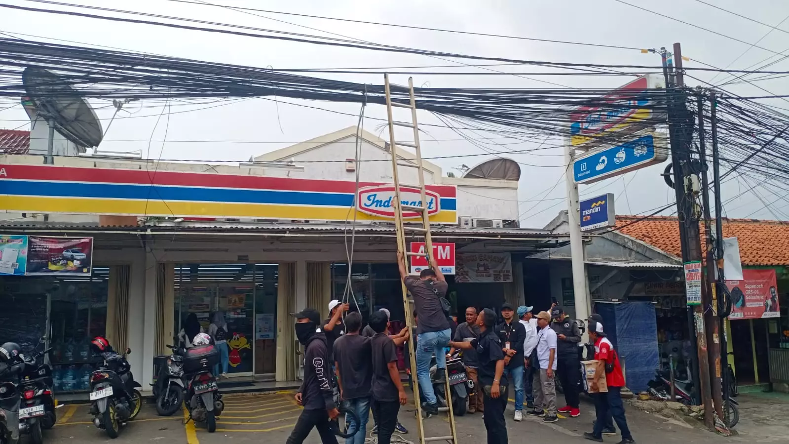 DPUPR Depok Rangkul Penyedia Telekomunikasi & Internet Rapihkan Kabel Udara