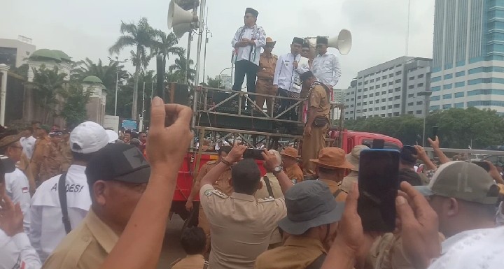 Kades demo di depan DPR RI (foto: gun)