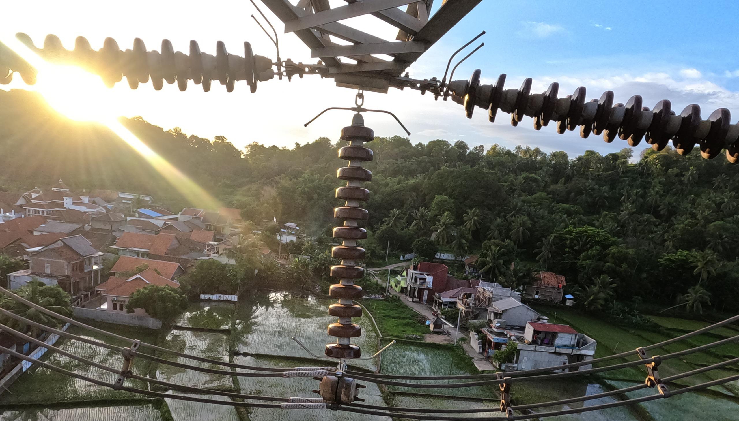 Temukan Anomali SUTT PLTGU Cilegon, PLN UIT JBB Berhasil Ganti Material Isolator