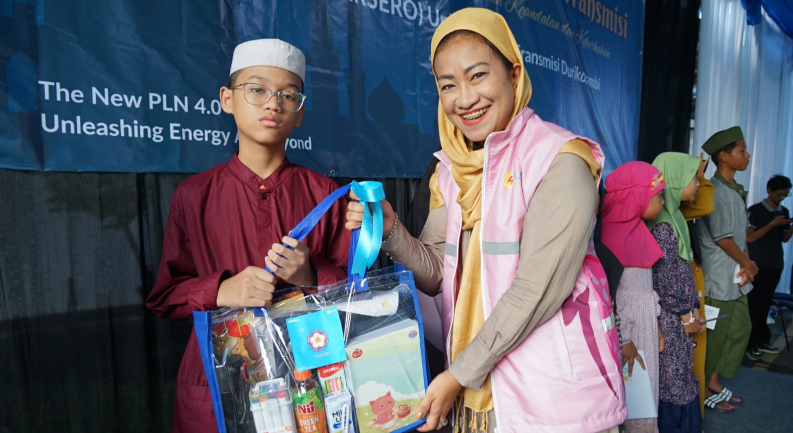 Srikandi PLN Bagikan Perlengkapan Sekolah & Santunan Yatim Dhuafa