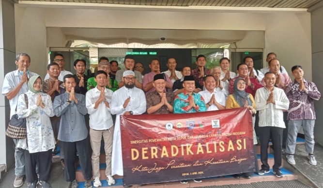 Sekda Depok SS Berikan Bingkisan Kepada Mitra Deradikalisasi