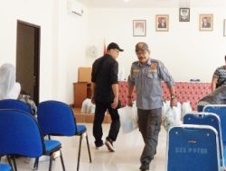 Apresiasi Pekerja Sosial, Ketua LPM Pondok Cina Berikan Bingkisan Lebaran