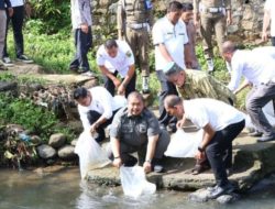 Bupati Tapsel Tebar Ribuan Benih Ikan