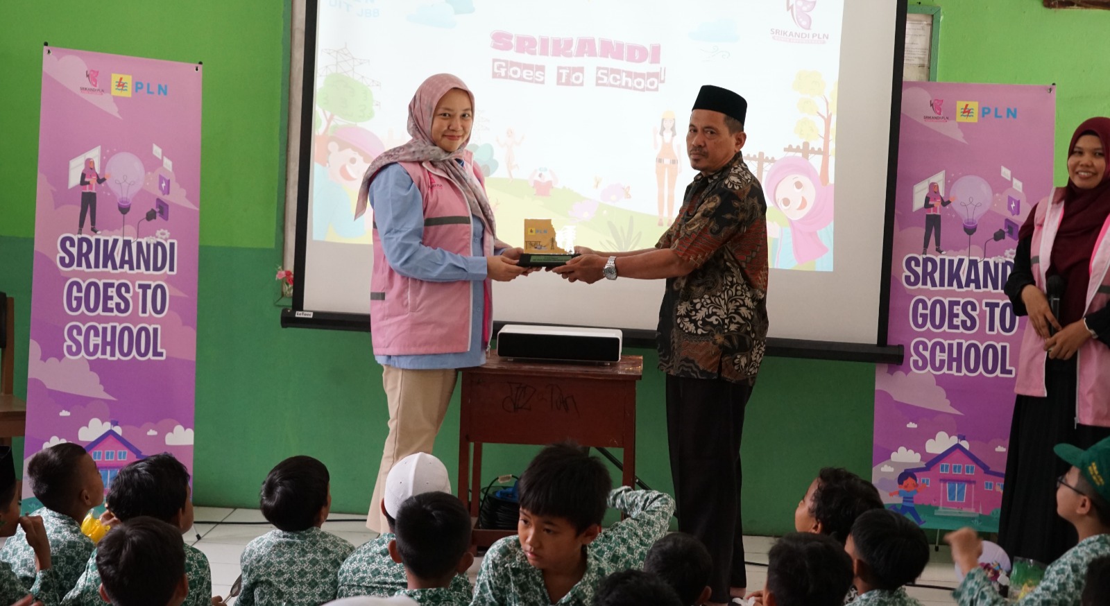 Sukseskan HAN, Srikandi PLN UIT JBB Edukasi Kelistrikan Siswa MI Sirojul Athfal