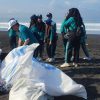 Ribuan Pelajar MAN 3 Jember Kompak Bersihkan Sampah Pantai Paseban