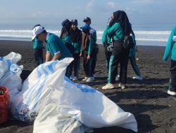 Ribuan Pelajar MAN 3 Jember Kompak Bersihkan Sampah Pantai Paseban