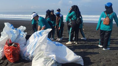 Ribuan Pelajar MAN 3 Jember Kompak Bersihkan Sampah Pantai Paseban