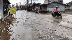 Warga Keluhkan Lambannya Penanganan Banjir Jalan Pengasinan