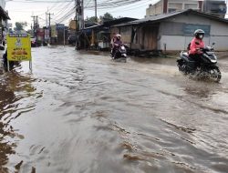 Warga Keluhkan Lambannya Penanganan Banjir Jalan Pengasinan