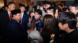 Tiba di Beijing, Presiden Prabowo Disambut Hangat Para Mahasiswa