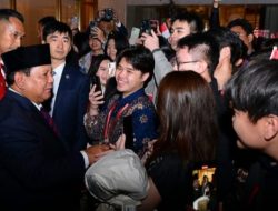 Tiba di Beijing, Presiden Prabowo Disambut Hangat Para Mahasiswa