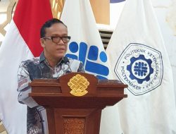 Wamenaker Tekankan Wisudawan Harus Siap Menuju Indonesia Emas 2045