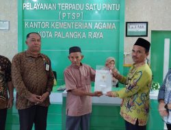 Serahkan Sertifikat, BPN Palangka Raya Beri Kepastian Hukum Kepemilikan  Rumah Ibadah