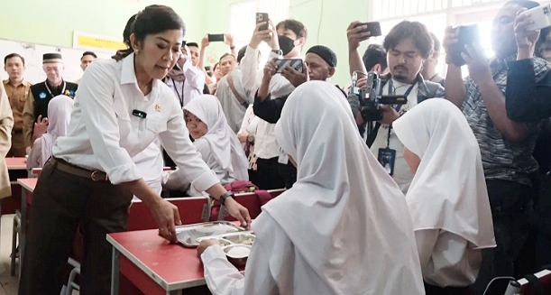 Menkomdigi Pantau Pelaksanaan MBG di SDN Cilangkap 3 & 5 Kota Depok