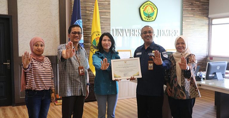 Pemkab Jember Ganjar UNEJ Penghargaan Cegah Kekerasan Anak & Perempuan