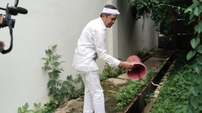 Gubernur Jabar Dedi Mulyadi mengambil kursi bekas di depan gedung Balaikota Depok (foto: ADM)