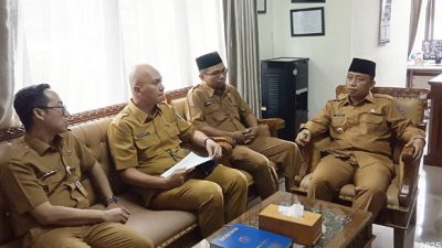 Walikota Depok Supian Suri saat meninjau bangunan toilet SMPN 26 Depok (foto: Riki)