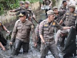 Wali Kota Depok Supian Suri Nyemplung ke Kali Cabang Timur