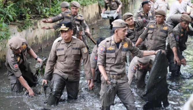 Wali Kota Depok Supian Suri Nyemplung ke Kali Cabang Timur