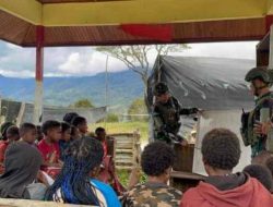 Peduli Masa Depan Papua, Satgas Yonif 700/WYC Ajari Anak-anak Eronggobak Baca Tulis