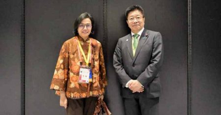 Menkeu Sri Mulyani Temui Menkeu Jepang Bahas Tantangan Tarif Trump