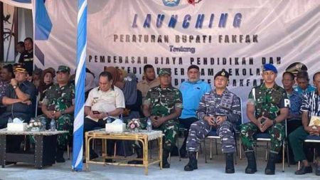 Bupati Fakfak Luncurkan Program Pendidikan Gratis Negeri & Swasta