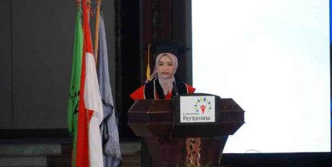 Anak Buruh Bangunan Jadi Wisudawan Terbaik UPER