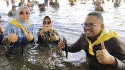 Gak Cuman Lanang, Dewan Wadon Juga Ikut Nyemplung Ngubek Empang Lebaran Depok