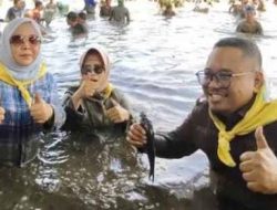 Gak Cuman Lanang, Dewan Wadon Juga Ikut Nyemplung Ngubek Empang Lebaran Depok