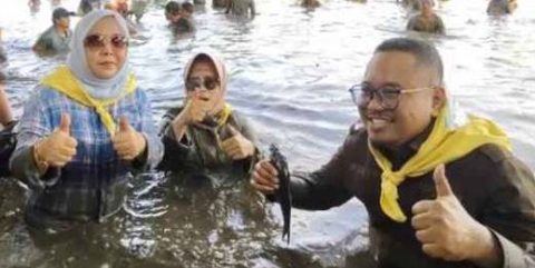 Gak Cuman Lanang, Dewan Wadon Juga Ikut Nyemplung Ngubek Empang Lebaran Depok