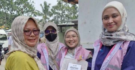 Berkah Idul Adha, Srikandi PLN UIT JBB Bagikan Daging ke Warga TPA Cipayung