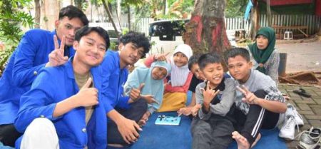 Mahasiswa UPER Ajak Anak Jalanan Merakit Energi dari Lingkungan Sekitar