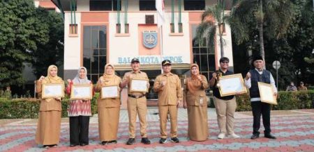Wali Kota Depok Serahkan Sejumlah Penghargaan Peringatan Harganas Jabar