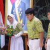 Mas Pram Serahkan Piagam & Piala Pemenang Kompetisi School Reinventing Cities