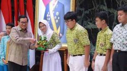 Mas Pram Serahkan Piagam & Piala Pemenang Kompetisi School Reinventing Cities