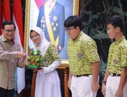 Mas Pram Serahkan Piagam & Piala Pemenang Kompetisi School Reinventing Cities