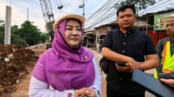 Kepala DPUPR Depok Terjun Langsung Cek Progres Pelebaran Jalan Raya Cipayung