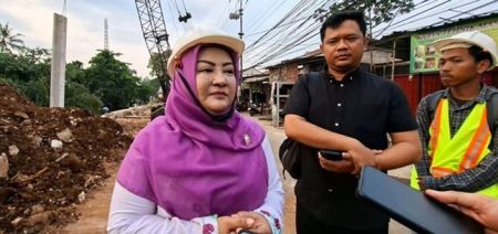 Kepala DPUPR Depok Terjun Langsung Cek Progres Pelebaran Jalan Raya Cipayung