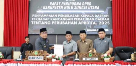 Bupati HSU Jelaskan Raperda Perubahan APBD 2025 Kepada Anggota DPRD