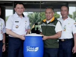 Pelindo Regional 2 Tanjung Priok Serahkan Bantuan 200 Tempat Sampah ke Pemkot Jakut