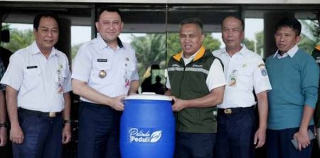 Pelindo Regional 2 Tanjung Priok Serahkan Bantuan 200 Tempat Sampah ke Pemkot Jakut