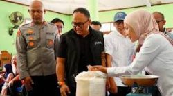 Perkuat Ketapang, Bupati Kendal Serahkan Bantuan Beras Kepada 180 KPM