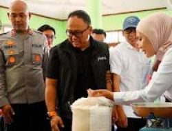 Perkuat Ketapang, Bupati Kendal Serahkan Bantuan Beras Kepada 180 KPM