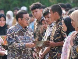 Gubernur DKI Jakarta Serahkan Pemutihan Ijazah Tahap IV
