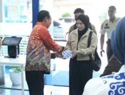 Perkuat Hubungan, BRI KC Depok Berbagi Bingkisan ke Nasabah di HPN 2025