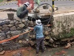 DPUPR Mulai Perbaiki Turap Longsor Kali Krukut Panmas