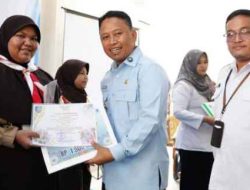 Berikan Penghargaan Siswa Berprestasi LLP, Supian Dorong Pelajar Terus Ikut Kompetisi