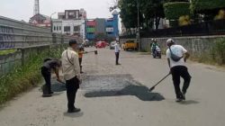 DPUPR Tambal Sulam Jalan Masuk Terminal Depok
