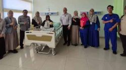 Peringati HGN, Direktur RSUD KiSA Kunjungi Guru yang Sedang Dirawat
